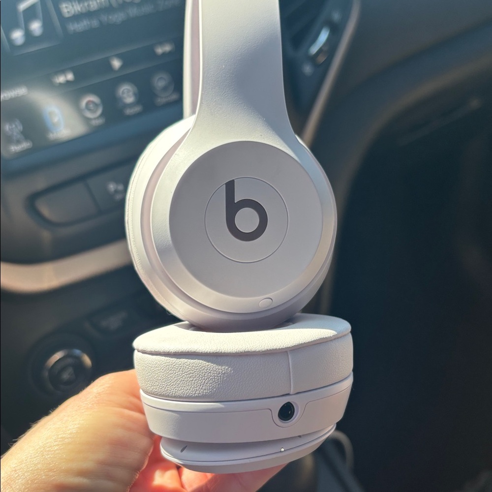 Beats Solo 4- in White and Rose Gold - Picture 4 of 6